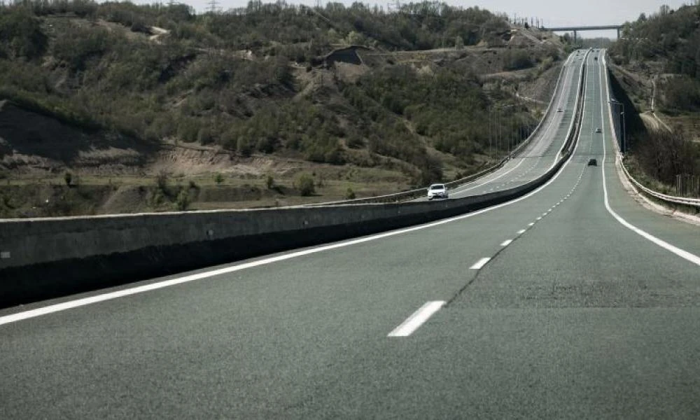 Ξυλόκαστρο: Άνοιξε η γη και «κατάπιε» τμήμα της παλαιάς ΕΟ Κορίνθου – Πατρών (βίντεο)